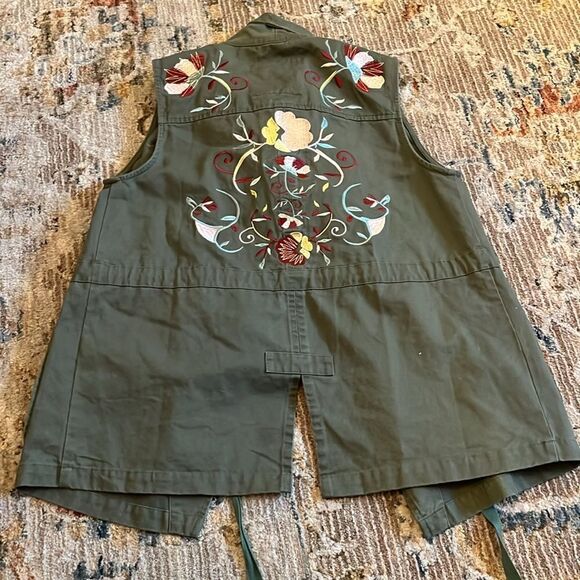 En crème green vest - Picture 1 of 3